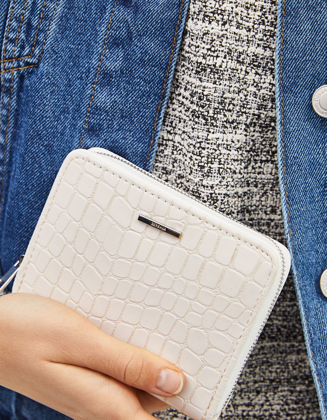 Square purse with detailing