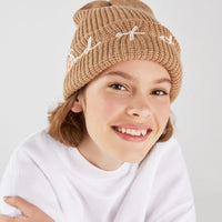 Knit beanie with slogan